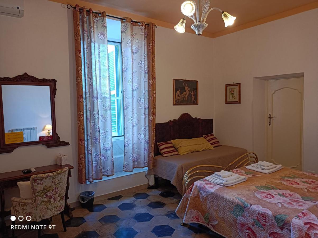 Angelina Antica Dimora Bed & Breakfast Terracina Bagian luar foto